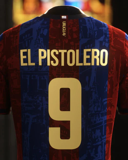 Camisa El Pistolero Suarez Barcelona 24/25 - ''Legends Of Barcelona'' Masculino Torcedor Grená