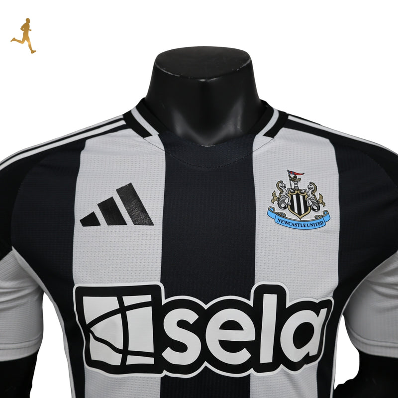 camisa-newcastle-titular-I-home-24-25-versao-jogador-branco-preto-gola-V-silk-emborrachado