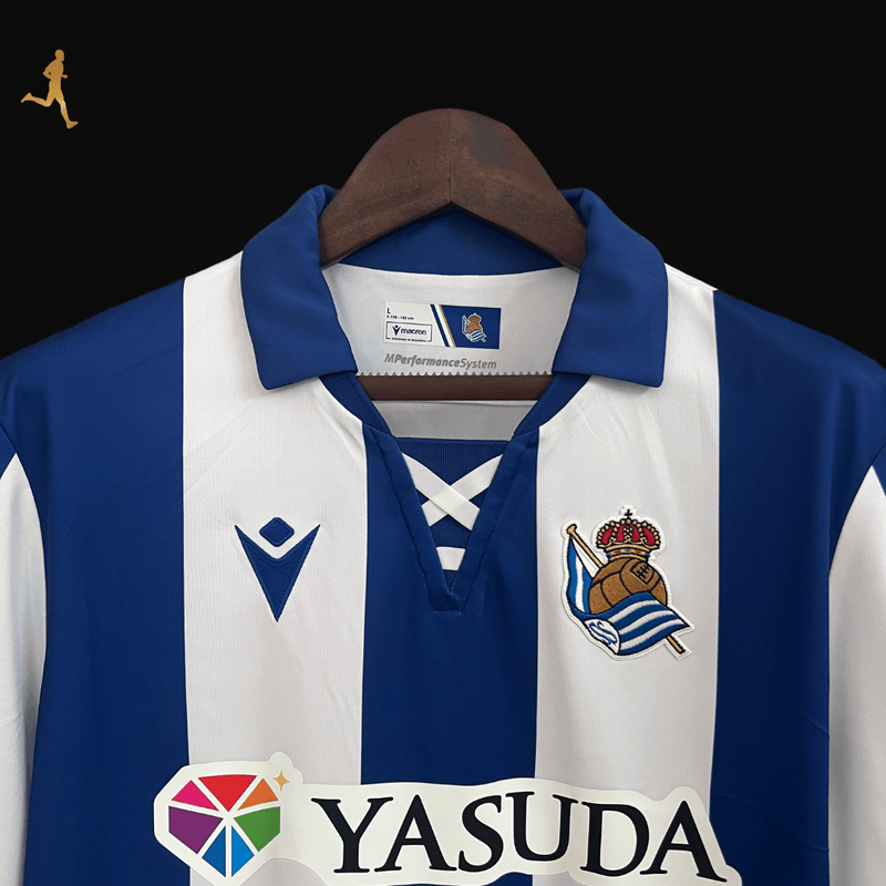 Camisa Titular Real Sociedad Macron 2024/2025 Versão Torcedor - Azul, Branco, Yasuda Home