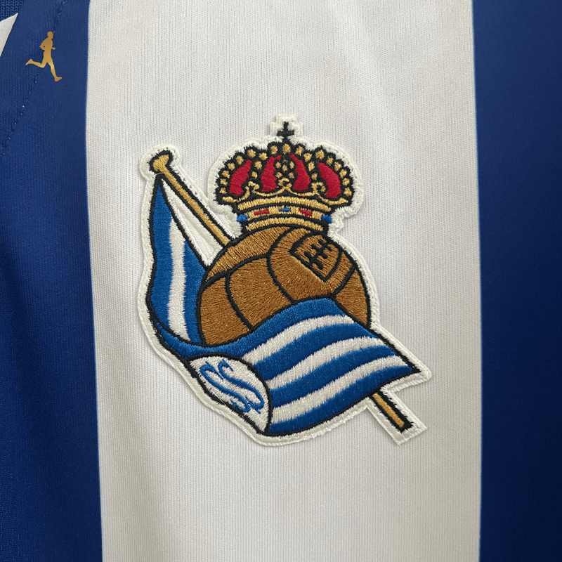 Camisa Titular Real Sociedad Macron 2024/2025 Versão Torcedor - Azul, Branco, Yasuda Home