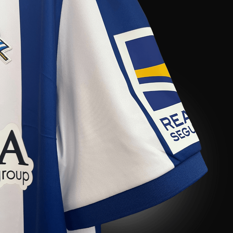 Camisa Titular Real Sociedad Macron 2024/2025 Versão Torcedor - Azul, Branco, Yasuda Home