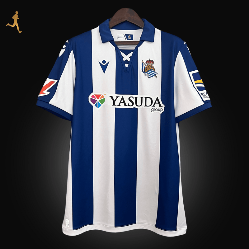 Camisa Titular Real Sociedad Macron 2024/2025 Versão Torcedor - Azul, Branco, Yasuda Home