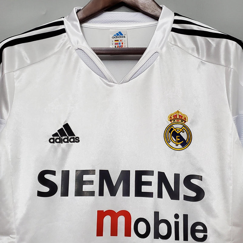 camisa-real-madrid-titular-I-2004-2005-adidas-manga-curta-lfp-la-liga-ronaldo-beckham-zidane-figo-branco-preto-cabide-fundo-branco-siemens-mobile-gola-v