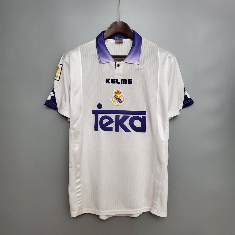 camisa-real-madrid-titular-1997-1998-branca-gola-polo-roxa-kelme-teka-uniforme-1-retrô