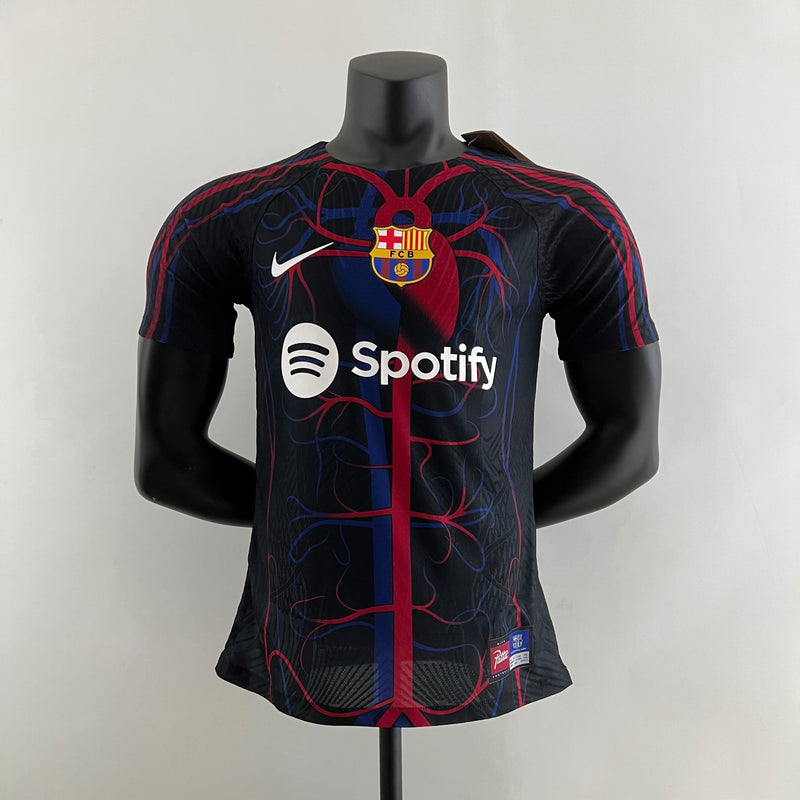 camisa-barcelona-concept-comemorativa-24-25-versão-jogador-manequim-fundo-branco-detalhes-emborrachados-silk-preto-azul-vermelho