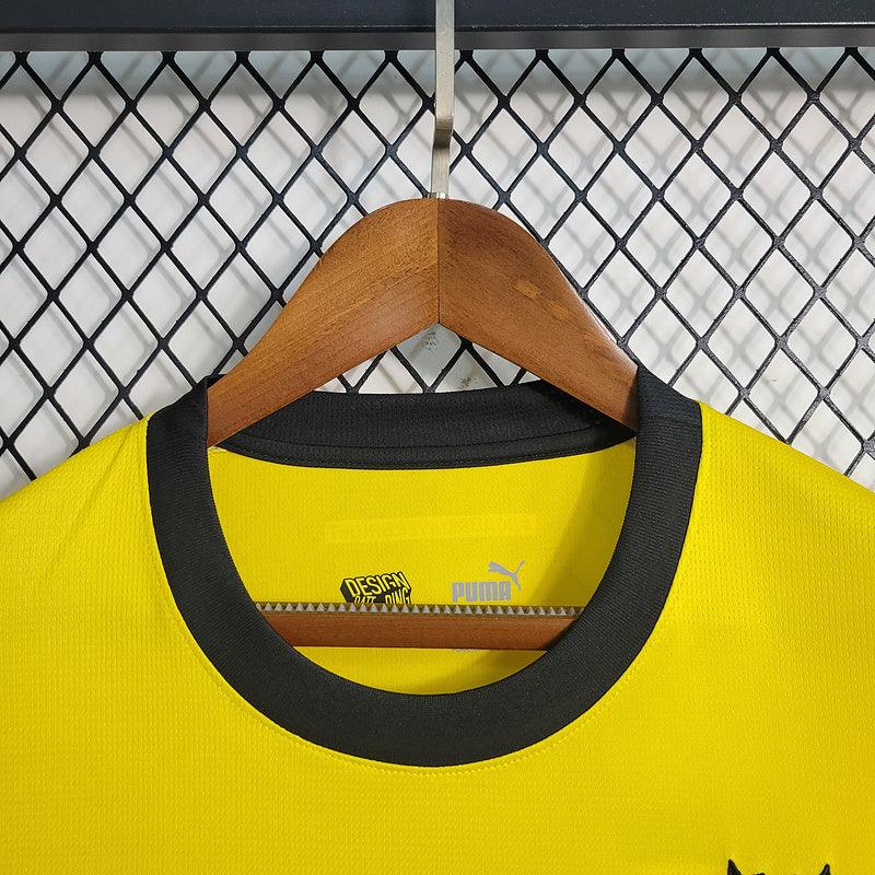 camisa-borussia-dortmund-titular-24-25-gola-preta-amarelo-manga-curta-grade-fundo-cabide-bordado