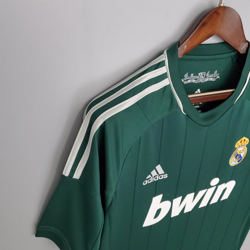 camisa-real-madrid-III-third-verde-branco-listras-branca-bwin-gola-v-retrô-2012-2013-bordado-climacool