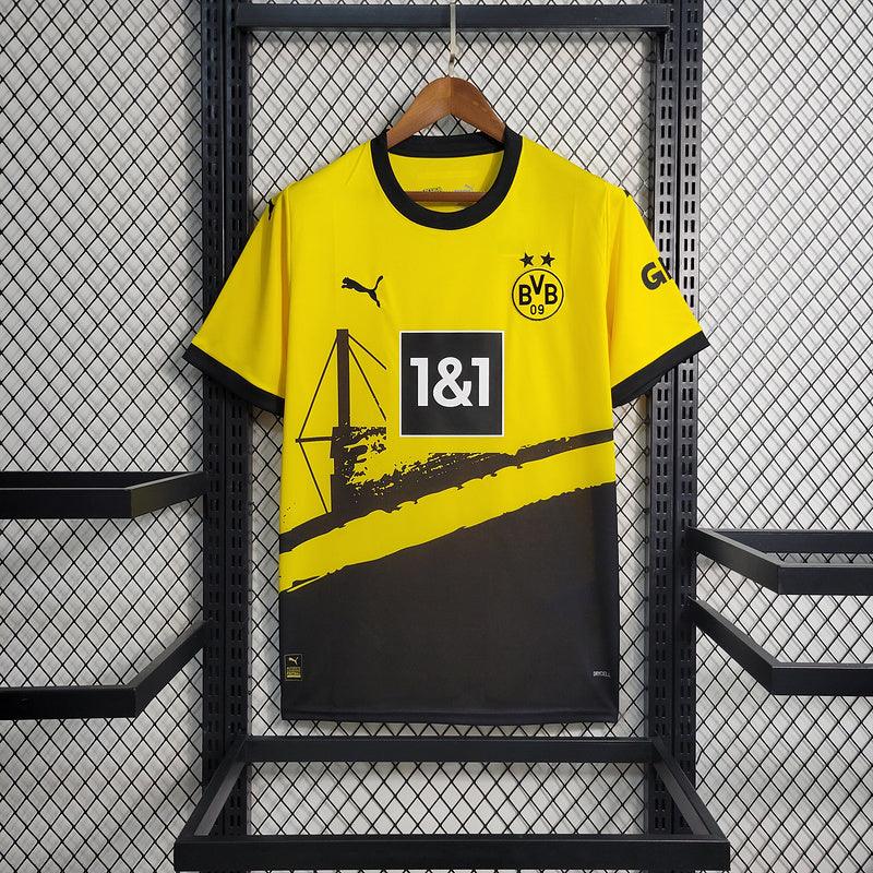 camisa-borussia-dortmund-titular-24-25-gola-preta-amarelo-manga-curta-grade-fundo-cabide