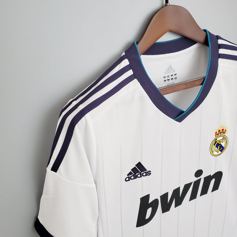 camisa-real-madrid-12-13-versão-retrô-branco-gola-v-brilhante-detalhe-adidas-azul-climacool-bordado-frente-costas-fundo-branco-cabide