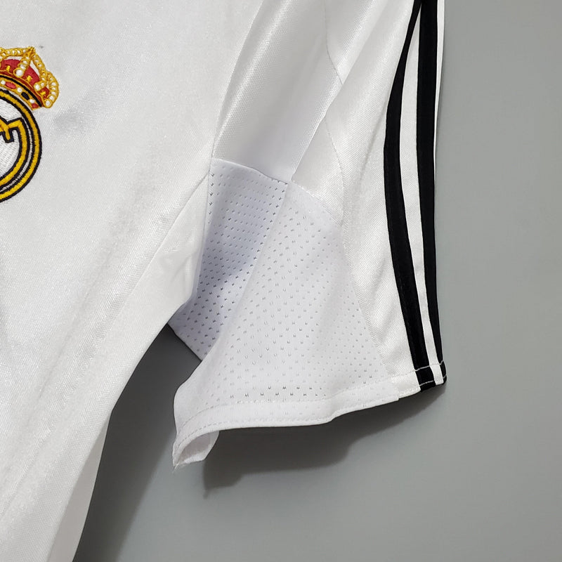 camisa-real-madrid-titular-I-2004-2005-adidas-manga-curta-lfp-la-liga-ronaldo-beckham-zidane-figo-branco-preto-cabide-fundo-branco-siemens-mobile-gola-v