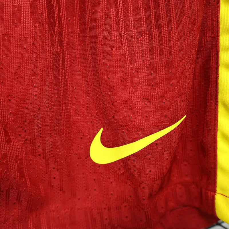 Shorts Liverpool Titular 24/25 Home Versão Jogador Vermelho Amarelo 2024/2025 - Calção de futebol Liverpool 24/25 Nike