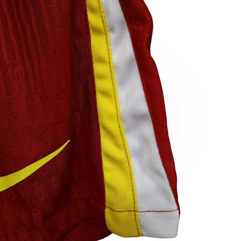 Shorts Liverpool Titular 24/25 Home Versão Jogador Vermelho Amarelo 2024/2025 - Calção de futebol Liverpool 24/25 Nike