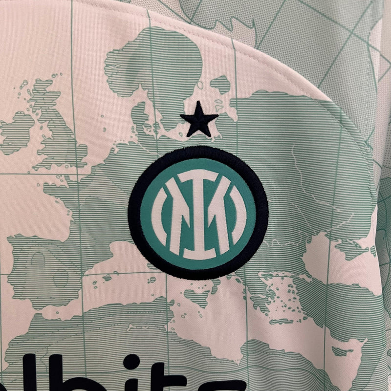 camisa-inter-de-milao-nike-torcedor-23-24-mapa-mundial-lautaro-martínez-salcedo-cuadrado-branco-verde-preto