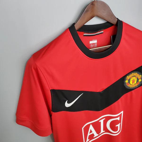 camisa-manchester-united-titular-2009-2010-vermelho-preto-gola-redonda-preta-branco-aig-manga-curta-retrô-bordado