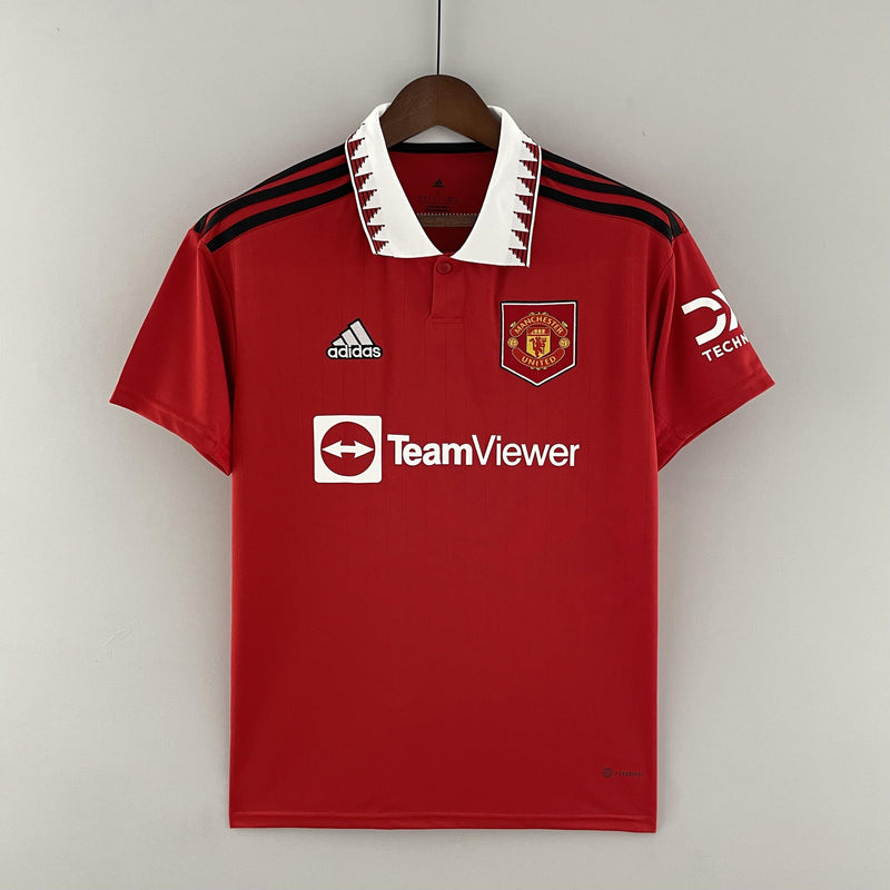 camisa-manchester-united-22-23-vermelha-gola-polo-listrar-pretas-adidas-titular-uniforme-1-cabide