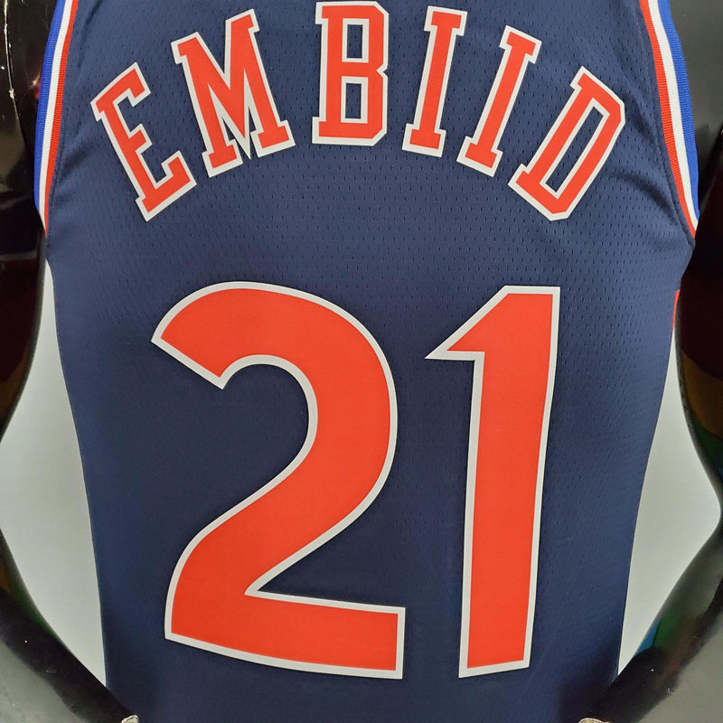 camisa-regata-de-basquete-philadelfia-76ers-azul-laranja-branco-diamond-manequim-preto-fundo-branco-75-anos-nba-21-1-2-0-embiid-maxey-harden-silkado-silk