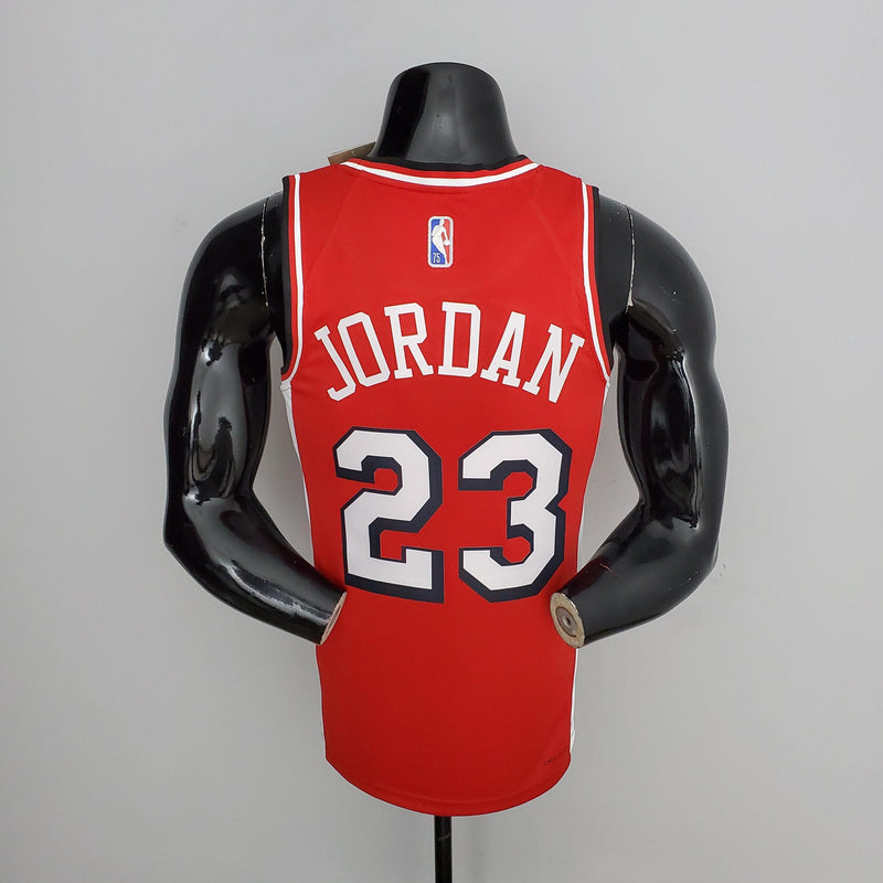 camisa-regata-de-basquete-chicago-bulls-vermelho-branco-diamond-75-anos-nba-versão-torcedor-manequim-preto-23-jordan