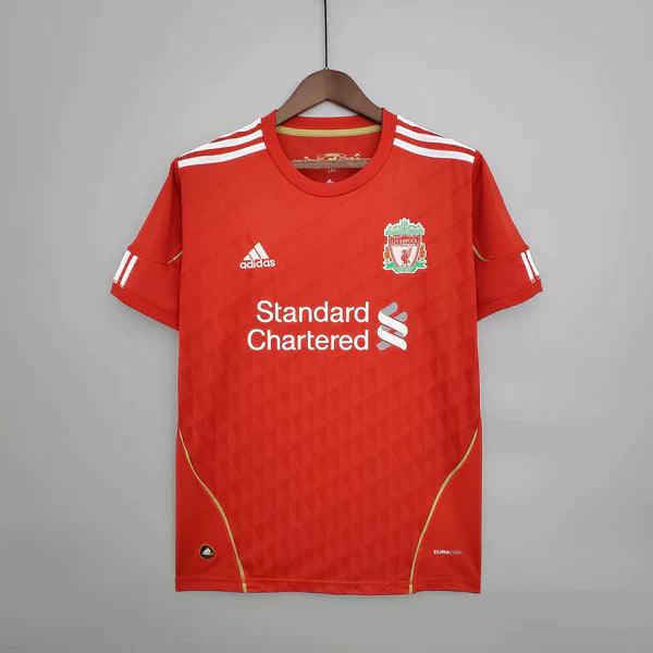 camisa-liverpool-titular-I-retrô-2010-2011-vermelho-gola-redonda-cabide-fundo-branco-listras-brancas-adidas