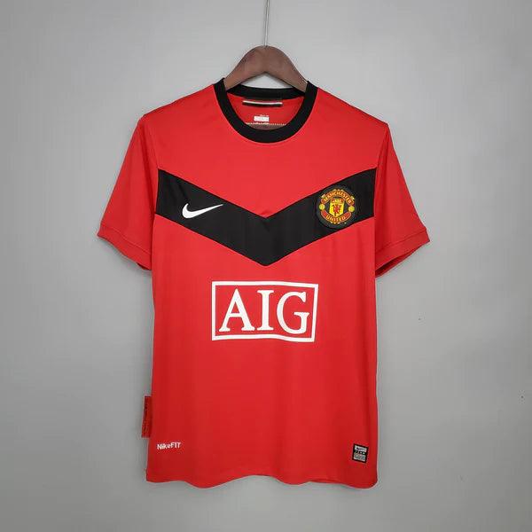 camisa-manchester-united-titular-2009-2010-vermelho-preto-gola-redonda-preta-branco-aig-manga-curta-retrô