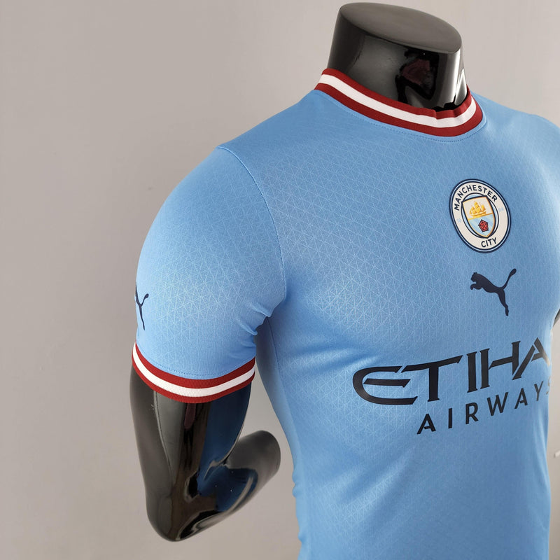 camisa-manchester-city-22-23-versão-jogador-azul-vermelho-manequim-premiere-league-manga-curta-costas