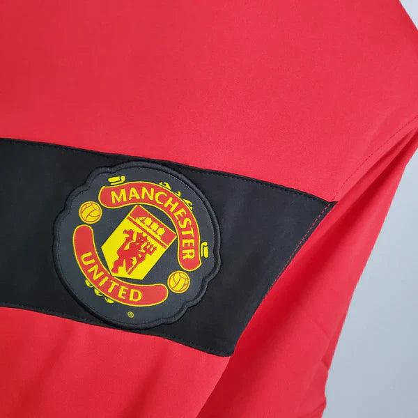 camisa-manchester-united-titular-2009-2010-vermelho-preto-gola-redonda-preta-branco-aig-manga-curta-retrô-bordado