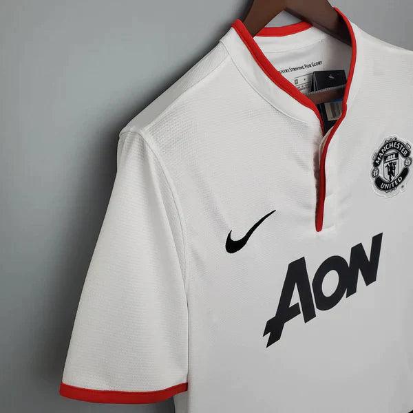 camisa-manchester-united-away-branca-vermelha-aon-nike-preto-gola-vermelha-y-2013-2014-rooney-evra-van-persie-manga-curta-fundo-branco