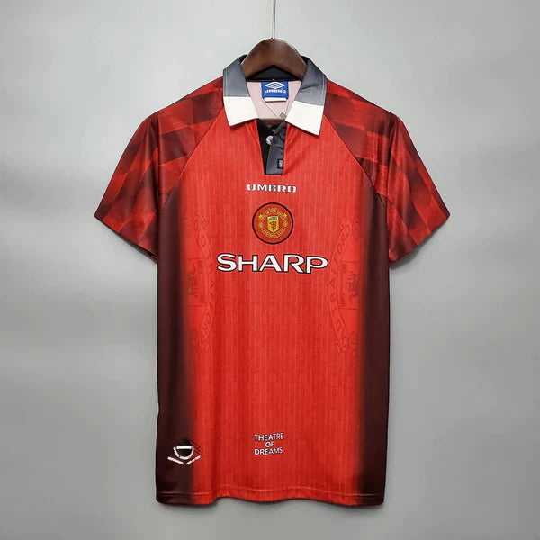 camisa-manchester-united-retrô-titular-1-home-1996-vermelho-preto-gola-polo-manga-curta-fundo-branco-pendurada-cabide