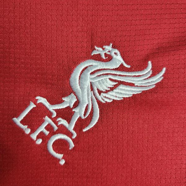 camisa-liverpool-manga-longa-titular-22-23-vermelho-standard-fundo-grade-cabie-detalhes-branco