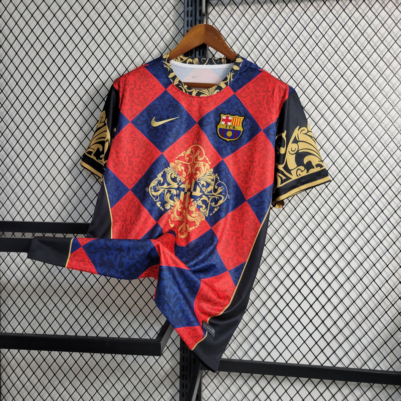 Camisa Barcelona Treino Nike - 23/24 Versão Torcedor Mosaico Preto, Amarelo, Vermelho e Azul