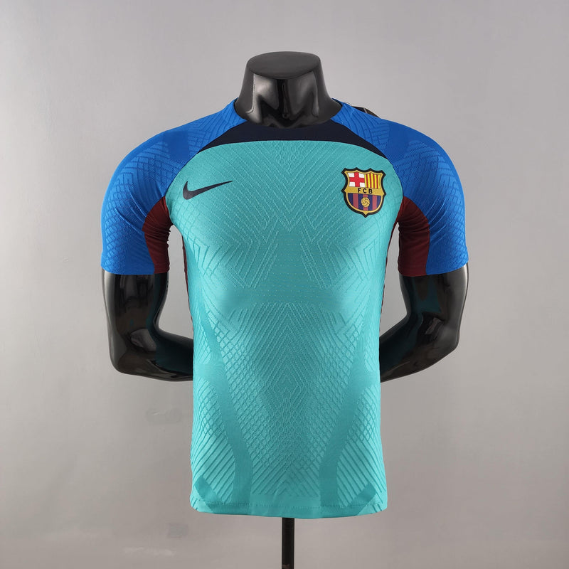 camisa-barcelona-treino-24-versão-jogador-azul-manga-curta-manequim-preto