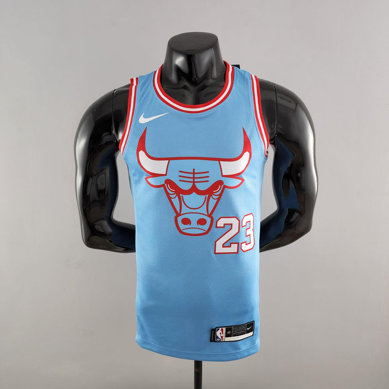 camisa-regata-de-basquete-chicago-bulls-azul-vermelho-branco-versão-torcedor-manequim-preto