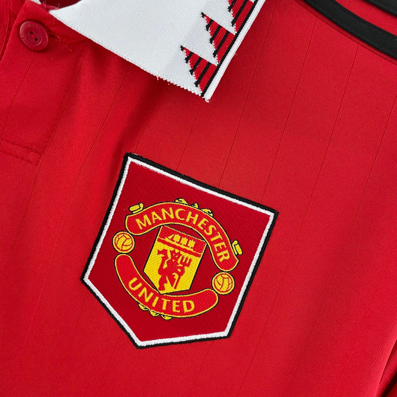 camisa-manchester-united-22-23-vermelha-gola-polo-listrar-pretas-adidas-titular-uniforme-1-cabide