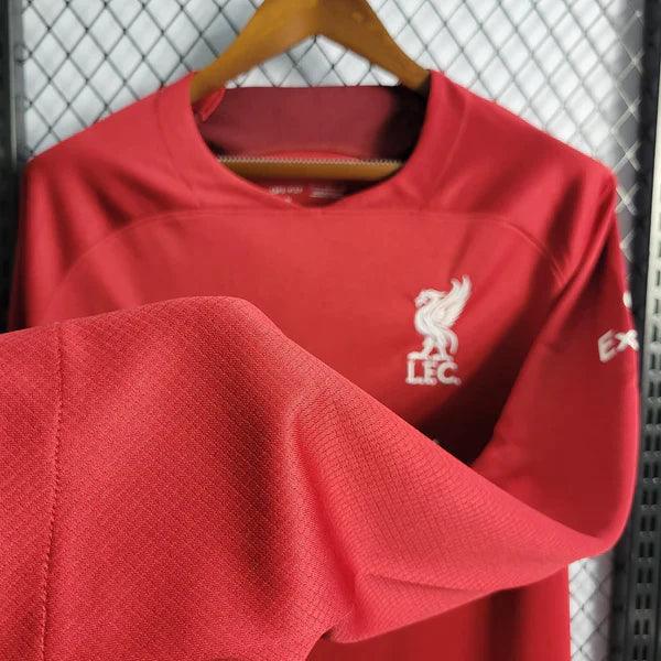 camisa-liverpool-manga-longa-titular-22-23-vermelho-standard-fundo-grade-cabie-detalhes-branco