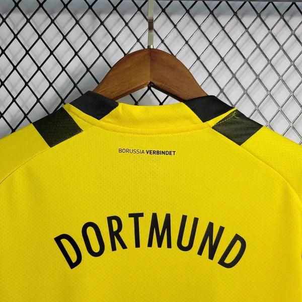 camisa-borussia-dortmund-bvb-titular-feminina-22-23-amarelo-preto-gola-preta-frente-bordado-costas