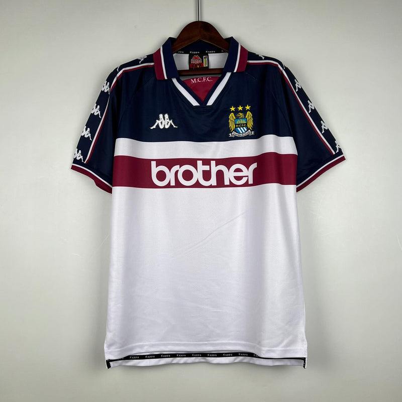 camisa-manchester-city-away-II-1997-1998-gola-polo-branco-azul-vermelho-retrô-cabide-fundo-branco-kappa