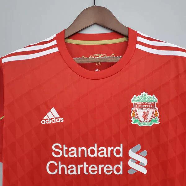 camisa-liverpool-titular-I-retrô-2010-2011-vermelho-gola-redonda-cabide-fundo-branco-listras-brancas-adidas-detalhe-dourado