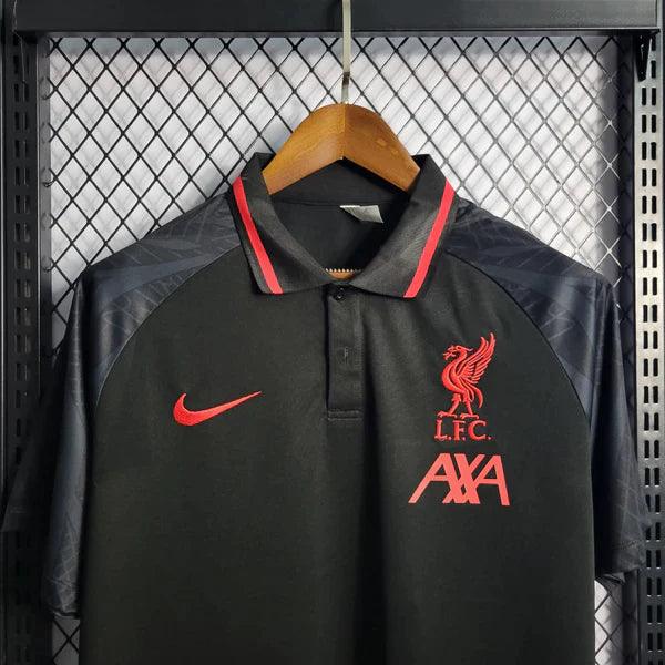 camisa-liverpool-preta-gola-polo-vermelho-preto-grade-ao-fundo-cabide-23