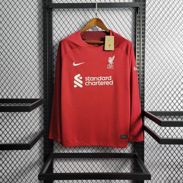 camisa-liverpool-manga-longa-titular-22-23-vermelho-standard-fundo-grade-cabie-detalhes-branco