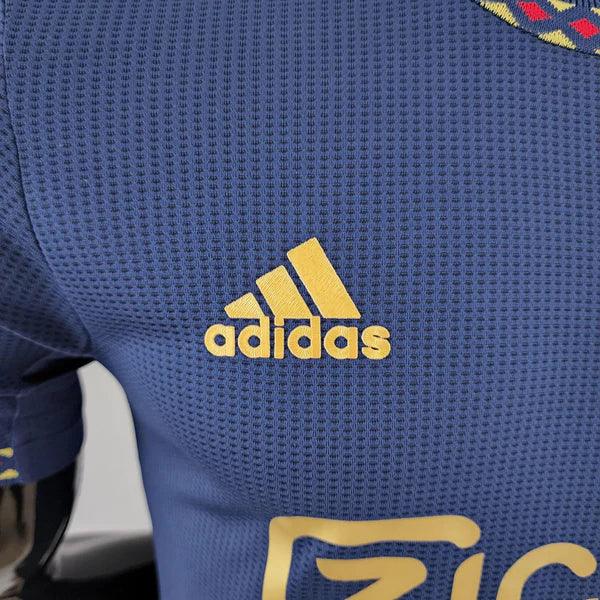 camisa-ajax-manto-ajax-away-ii-azul-amarelo-vermelho-adidas-22-23-torcedor-jogador-campeonato-alemao-ajax-Brian-Brobbey