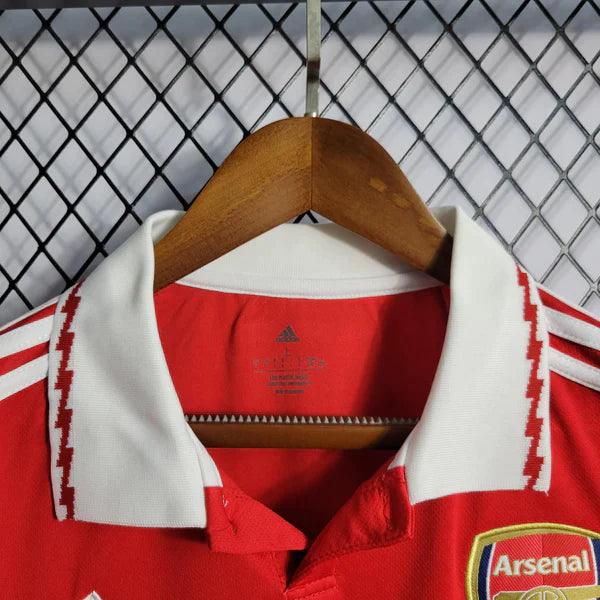 camisa-arsenal-manga-longa-titular-I-home-gola-polo-vermelho-branco-punho-elástico-adidas-fly-better-bordado-fundo-grade-2022-2023-botão-costas