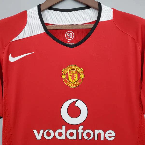 camisa-manchester-united-titular-I-2004-2006-vermelho-gola-preta-v-vodafone-bordado-branco-manga-curta-total-90