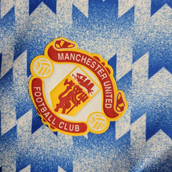 camisa-manchester-united-manga-longa-retrô-away-1990-1992-azul-listras-branca-punho-eslastico-gola-v-bordado-fundo-grade