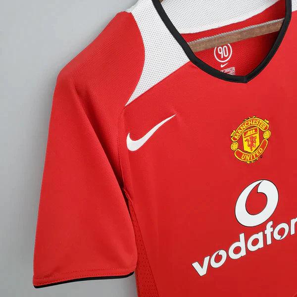 camisa-manchester-united-titular-I-2004-2006-vermelho-gola-preta-v-vodafone-bordado-branco-manga-curta