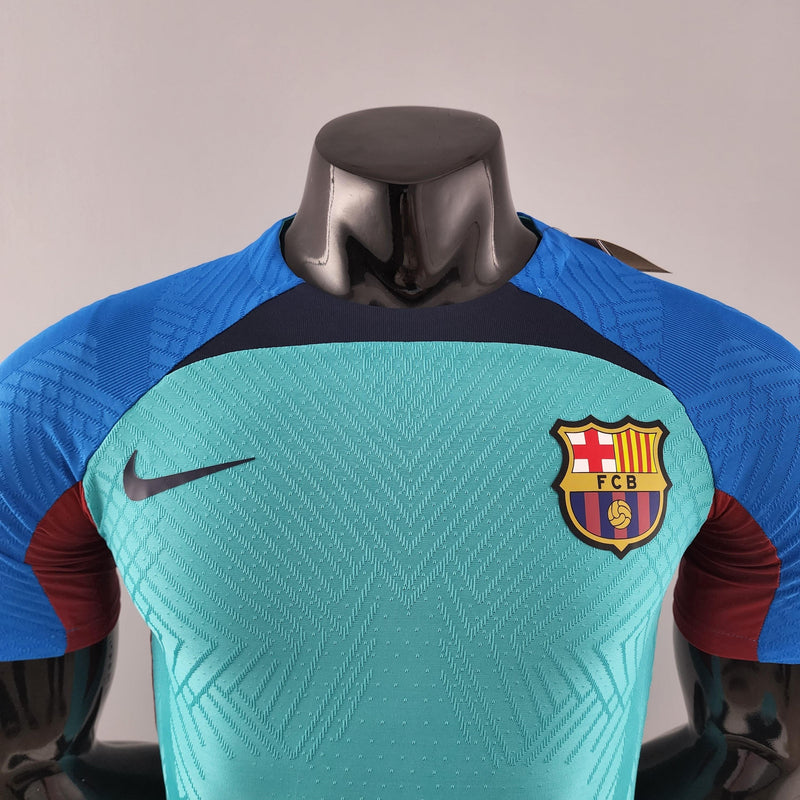 camisa-barcelona-treino-24-versão-jogador-azul-manga-curta-manequim-preto