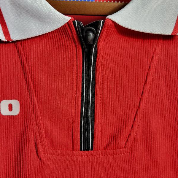 camisa-manchester-united-titular-I-manga-longa-retrô-gola-polo-manga-vermelha-preta-branca-sharp-umbro-1998-1999