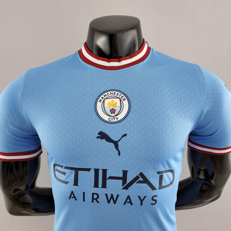 camisa-manchester-city-22-23-versão-jogador-azul-vermelho-manequim-premiere-league-manga-curta