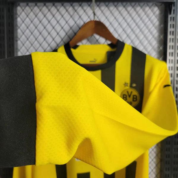 camisa-borussia-dortmund-manga-longa-titular-22-23-amarelo-preto-gola-preta-grade-fundo-frente-bordado