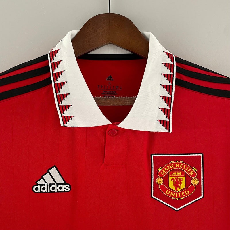 camisa-manchester-united-22-23-vermelha-gola-polo-listrar-pretas-adidas-titular-uniforme-1-cabide