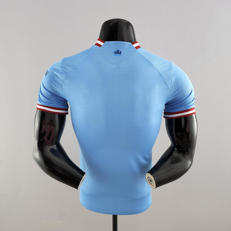 camisa-manchester-city-22-23-versão-jogador-azul-vermelho-manequim-premiere-league-manga-curta