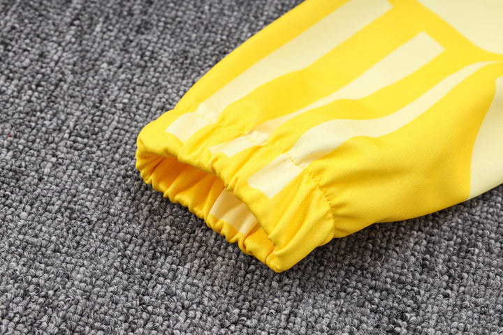 conjunto-borussia-dortmund-inverno-amarelo-branco-calça-preta-fundo-branco-23-24-bordado-zíper